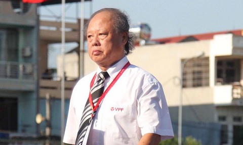 Giảm áp lực từ truyền thông, trọng tài sẽ làm tốt hơn - Ảnh 1. Giảm áp lực từ truyền thông, trọng tài sẽ làm tốt hơn - Ảnh 1.