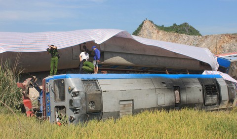 Triệu tập các nhân viên đường sắt điều tra vụ lật tàu ở Thanh Hóa - Ảnh 1. Triệu tập các nhân viên đường sắt điều tra vụ lật tàu ở Thanh Hóa - Ảnh 1.