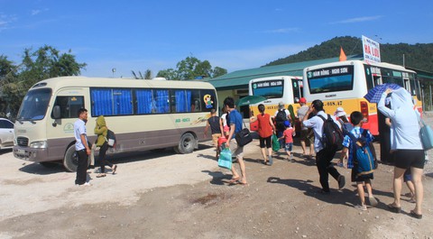 Triệu tập các nhân viên đường sắt điều tra vụ lật tàu ở Thanh Hóa - Ảnh 4. Triệu tập các nhân viên đường sắt điều tra vụ lật tàu ở Thanh Hóa - Ảnh 4.