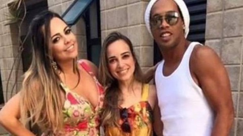 Ronaldinho cưới hai vợ cùng lúc - Ảnh 1. Ronaldinho cưới hai vợ cùng lúc - Ảnh 1.