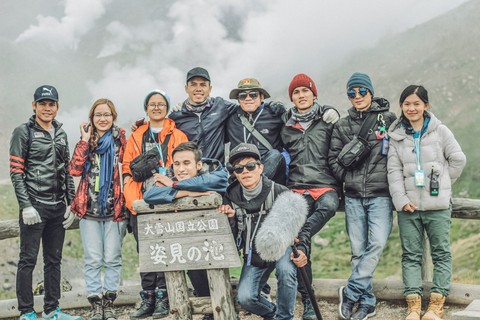Người trẻ làm phim và đỉnh núi ở phía trước - Ảnh 4. Người trẻ làm phim và đỉnh núi ở phía trước - Ảnh 4.