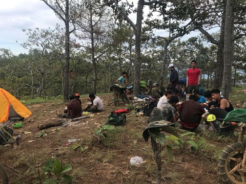 50 giờ nỗ lực đưa thi thể phượt thủ khỏi rừng sâu - Ảnh 5. 50 giờ nỗ lực đưa thi thể phượt thủ khỏi rừng sâu - Ảnh 5.