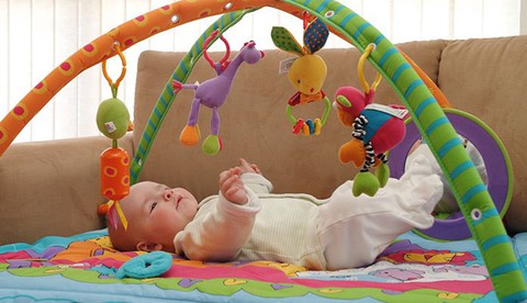Giúp bé phát triển thị lực trong năm đầu đời - Ảnh 1. Giúp bé phát triển thị lực trong năm đầu đời - Ảnh 1.