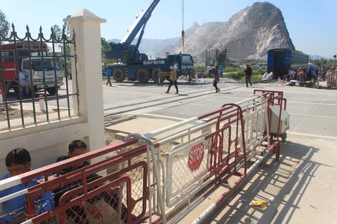Khởi tố hai nhân viên gác chắn vụ lật tàu hỏa tại Thanh Hóa - Ảnh 3. Khởi tố hai nhân viên gác chắn vụ lật tàu hỏa tại Thanh Hóa - Ảnh 3.