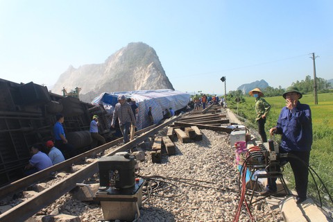 Khởi tố hai nhân viên gác chắn vụ lật tàu hỏa tại Thanh Hóa - Ảnh 1. Khởi tố hai nhân viên gác chắn vụ lật tàu hỏa tại Thanh Hóa - Ảnh 1.