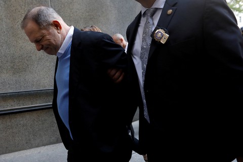 Harvey Weinstein bị bắt nhưng nộp bảo lãnh 10 triệu đô - Ảnh 2. Harvey Weinstein bị bắt nhưng nộp bảo lãnh 10 triệu đô - Ảnh 2.