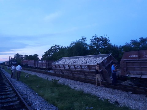 Tàu hỏa trật bánh nghiêng đổ ở Nghệ An - Ảnh 1. Tàu hỏa trật bánh nghiêng đổ ở Nghệ An - Ảnh 1.