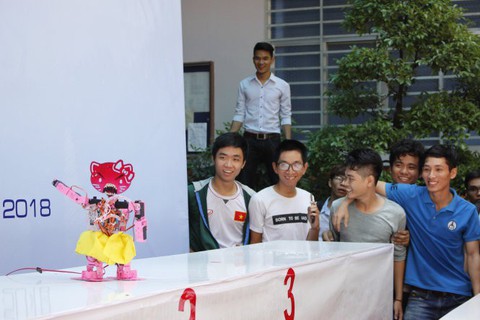 Robot tranh tài khiêu vũ - Ảnh 1. Robot tranh tài khiêu vũ - Ảnh 1.