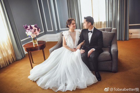 Chung Hân Đồng cưới chồng sau 10 năm sự cố ảnh nóng - Ảnh 1. Chung Hân Đồng cưới chồng sau 10 năm sự cố ảnh nóng - Ảnh 1.
