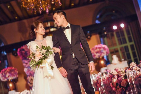 Chung Hân Đồng cưới chồng sau 10 năm sự cố ảnh nóng - Ảnh 6. Chung Hân Đồng cưới chồng sau 10 năm sự cố ảnh nóng - Ảnh 6.