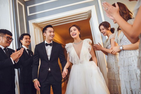 Chung Hân Đồng cưới chồng sau 10 năm sự cố ảnh nóng - Ảnh 8. Chung Hân Đồng cưới chồng sau 10 năm sự cố ảnh nóng - Ảnh 8.