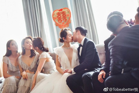 Chung Hân Đồng cưới chồng sau 10 năm sự cố ảnh nóng - Ảnh 17. Chung Hân Đồng cưới chồng sau 10 năm sự cố ảnh nóng - Ảnh 17.