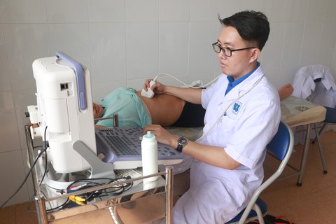 Bác sĩ trẻ khám bệnh miễn phí cho 500 người dân tỉnh Long An - Ảnh 5. Bác sĩ trẻ khám bệnh miễn phí cho 500 người dân tỉnh Long An - Ảnh 5.