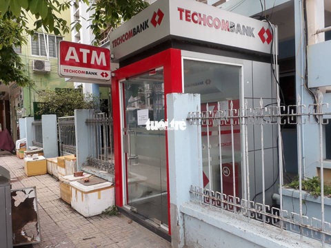 Tạm giữ du khách Nga đập phá trụ ATM Techcombank - Ảnh 1. Tạm giữ du khách Nga đập phá trụ ATM Techcombank - Ảnh 1.