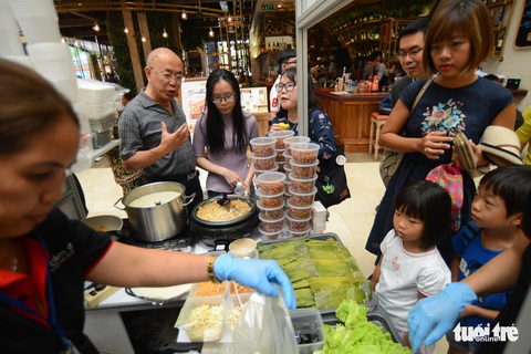 Cuối tuần thưởng thức cơm gà Singapore đạt chuẩn Michelin - Ảnh 5. Cuối tuần thưởng thức cơm gà Singapore đạt chuẩn Michelin - Ảnh 5.
