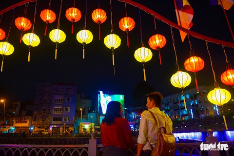 Hoa đăng rực sáng kênh Nhiêu Lộc trong dịp lễ Phật đản - Ảnh 5. Hoa đăng rực sáng kênh Nhiêu Lộc trong dịp lễ Phật đản - Ảnh 5.