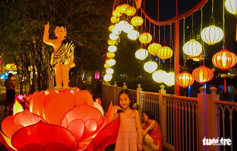 Hoa đăng rực sáng kênh Nhiêu Lộc trong dịp lễ Phật đản - Ảnh 7. Hoa đăng rực sáng kênh Nhiêu Lộc trong dịp lễ Phật đản - Ảnh 7.