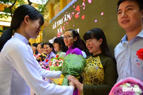 Phút bịn rịn của học sinh Sài Gòn ngày chia tay cuối cấp - Ảnh 5. Phút bịn rịn của học sinh Sài Gòn ngày chia tay cuối cấp - Ảnh 5.