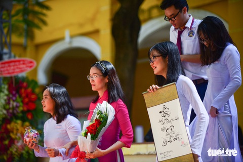 Phút bịn rịn của học sinh Sài Gòn ngày chia tay cuối cấp - Ảnh 8. Phút bịn rịn của học sinh Sài Gòn ngày chia tay cuối cấp - Ảnh 8.