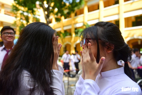 Phút bịn rịn của học sinh Sài Gòn ngày chia tay cuối cấp - Ảnh 7. Phút bịn rịn của học sinh Sài Gòn ngày chia tay cuối cấp - Ảnh 7.