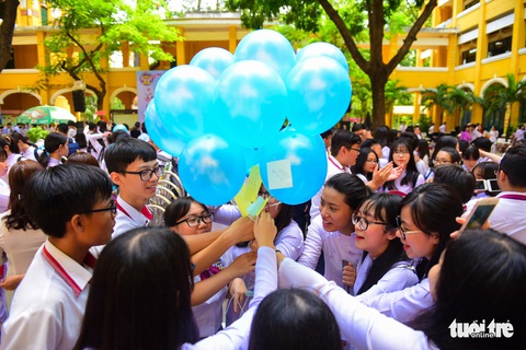 Phút bịn rịn của học sinh Sài Gòn ngày chia tay cuối cấp - Ảnh 11. Phút bịn rịn của học sinh Sài Gòn ngày chia tay cuối cấp - Ảnh 11.