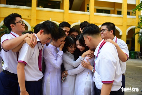Phút bịn rịn của học sinh Sài Gòn ngày chia tay cuối cấp - Ảnh 1. Phút bịn rịn của học sinh Sài Gòn ngày chia tay cuối cấp - Ảnh 1.