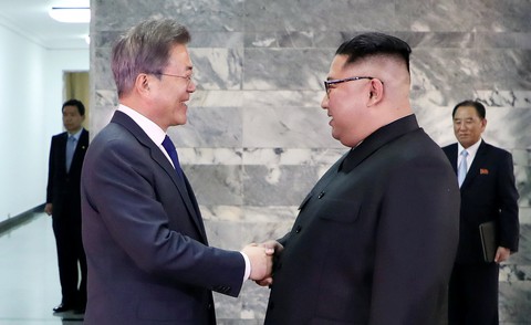 Tống thống Hàn Quốc bí mật gặp ông Kim Jong Un tại Bàn Môn Điếm - Ảnh 2. Tống thống Hàn Quốc bí mật gặp ông Kim Jong Un tại Bàn Môn Điếm - Ảnh 2.