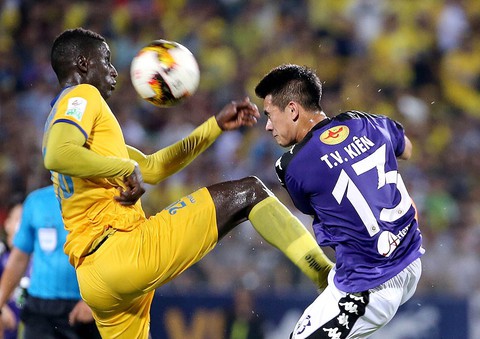 Hà Nội FC và FLC Thanh Hóa rượt đuổi ngoạn mục với 7 bàn được ghi - Ảnh 3. Hà Nội FC và FLC Thanh Hóa rượt đuổi ngoạn mục với 7 bàn được ghi - Ảnh 3.