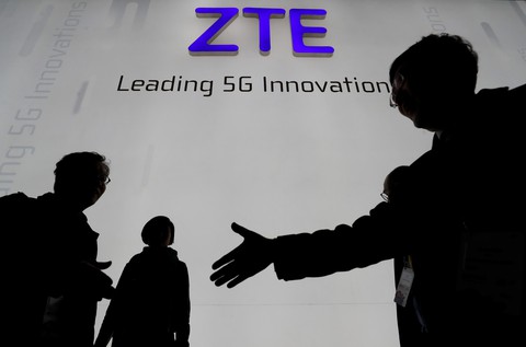 Ông Trump cứu ZTE của Trung Quốc bất chấp phản ứng trong nước - Ảnh 2. Ông Trump cứu ZTE của Trung Quốc bất chấp phản ứng trong nước - Ảnh 2.