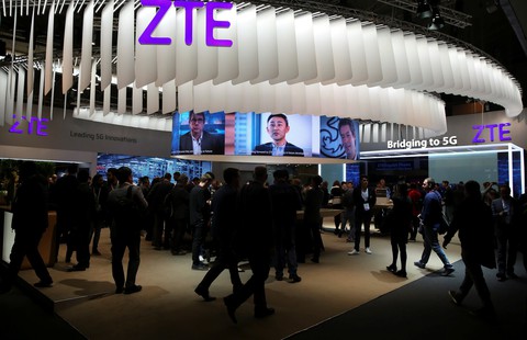 Ông Trump cứu ZTE của Trung Quốc bất chấp phản ứng trong nước - Ảnh 1. Ông Trump cứu ZTE của Trung Quốc bất chấp phản ứng trong nước - Ảnh 1.