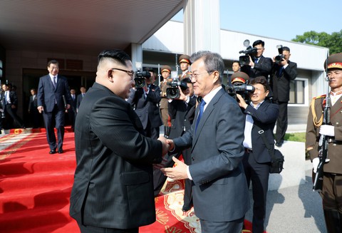 Tổng thống Hàn Quốc: Ông Kim Jong Un muốn gặp ông Trump - Ảnh 1. Tổng thống Hàn Quốc: Ông Kim Jong Un muốn gặp ông Trump - Ảnh 1.