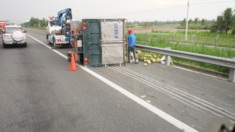 Xe tải lật trên cao tốc TP.HCM - Trung Lương - Ảnh 2. Xe tải lật trên cao tốc TP.HCM - Trung Lương - Ảnh 2.