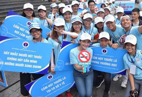 1.000 thanh niên Đà Nẵng nhảy Flashmop nói không với thuốc lá - Ảnh 1. 1.000 thanh niên Đà Nẵng nhảy Flashmop nói không với thuốc lá - Ảnh 1.