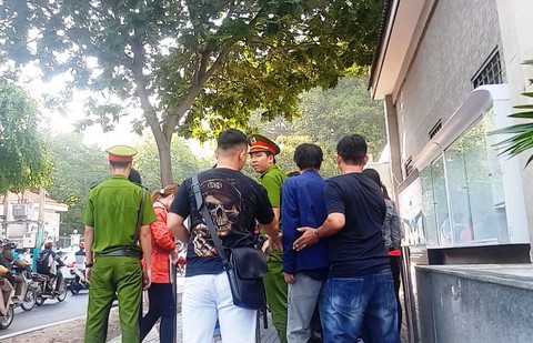 Cò xin visa Trung Quốc lộng hành trước mặt công an - Ảnh 4. Cò xin visa Trung Quốc lộng hành trước mặt công an - Ảnh 4.