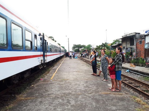 Tàu hỏa tông nhau ở Núi Thành do lỗi tác nghiệp dồn toa - Ảnh 1. Tàu hỏa tông nhau ở Núi Thành do lỗi tác nghiệp dồn toa - Ảnh 1.