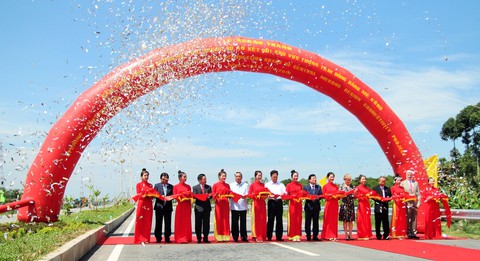 Chính thức thông xe cầu Cao Lãnh, cầu thứ 3 bắc qua sông Tiền - Ảnh 1. Chính thức thông xe cầu Cao Lãnh, cầu thứ 3 bắc qua sông Tiền - Ảnh 1.