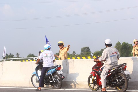 Dân Miền Tây rủ nhau lên cầu Cao Lãnh… chụp ảnh lưu niệm - Ảnh 8. Dân Miền Tây rủ nhau lên cầu Cao Lãnh… chụp ảnh lưu niệm - Ảnh 8.