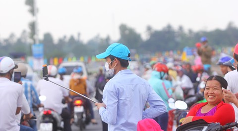 Dân Miền Tây rủ nhau lên cầu Cao Lãnh… chụp ảnh lưu niệm - Ảnh 3. Dân Miền Tây rủ nhau lên cầu Cao Lãnh… chụp ảnh lưu niệm - Ảnh 3.