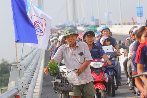 Dân Miền Tây rủ nhau lên cầu Cao Lãnh… chụp ảnh lưu niệm - Ảnh 2. Dân Miền Tây rủ nhau lên cầu Cao Lãnh… chụp ảnh lưu niệm - Ảnh 2.