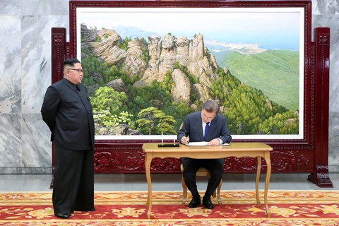 Ông Trump, ông Un bắn tín hiệu đầy đồng điệu - Ảnh 3. Ông Trump, ông Un bắn tín hiệu đầy đồng điệu - Ảnh 3.