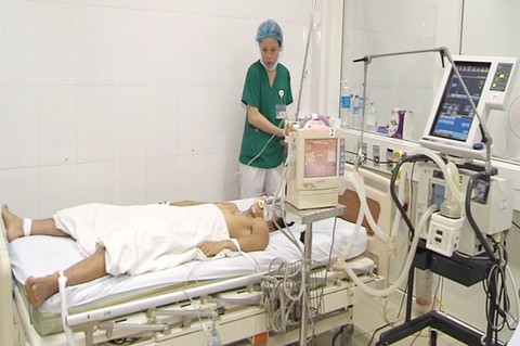 Năm ngư dân ngạt khí độc dưới hầm tàu cá - Ảnh 1. Năm ngư dân ngạt khí độc dưới hầm tàu cá - Ảnh 1.