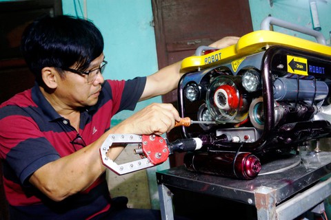 Ông Ngà tàu ngầm tiếp tục hết lòng với robot Cố Đô - Ảnh 2. Ông Ngà tàu ngầm tiếp tục hết lòng với robot Cố Đô - Ảnh 2.
