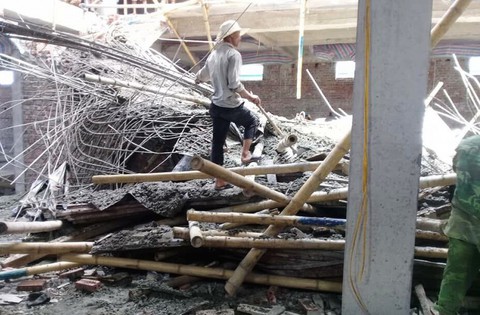 Sập giàn giáo công trình siêu thị mini làm 1 người chết - Ảnh 2. Sập giàn giáo công trình siêu thị mini làm 1 người chết - Ảnh 2.