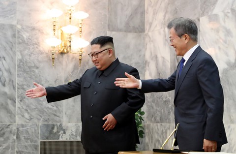 Ông Trump, ông Un bắn tín hiệu đầy đồng điệu - Ảnh 2. Ông Trump, ông Un bắn tín hiệu đầy đồng điệu - Ảnh 2.