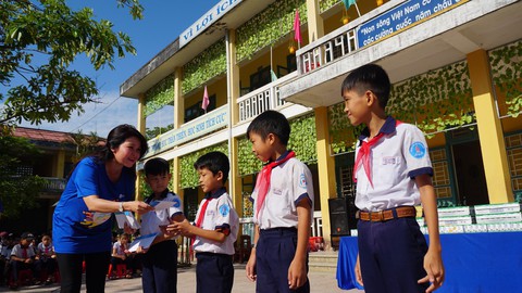 SASCO khởi động mùa hè ý nghĩa cùng học sinh khó khăn - Ảnh 4. SASCO khởi động mùa hè ý nghĩa cùng học sinh khó khăn - Ảnh 4.