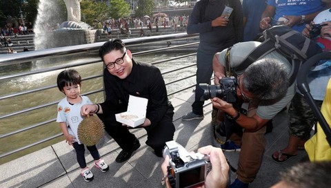 Dân Singapore ngạc nhiên thấy Kim Jong Un khoe quả sầu riêng - Ảnh 3. Dân Singapore ngạc nhiên thấy Kim Jong Un khoe quả sầu riêng - Ảnh 3.