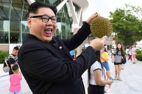 Dân Singapore ngạc nhiên thấy Kim Jong Un khoe quả sầu riêng - Ảnh 1. Dân Singapore ngạc nhiên thấy Kim Jong Un khoe quả sầu riêng - Ảnh 1.