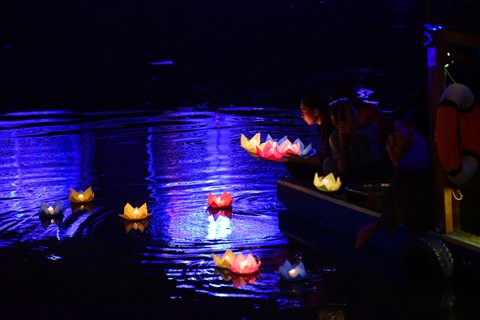 Biển người chen chân thả hoa đăng trên kênh Nhiêu Lộc trong đêm Phật đản - Ảnh 8. Biển người chen chân thả hoa đăng trên kênh Nhiêu Lộc trong đêm Phật đản - Ảnh 8.
