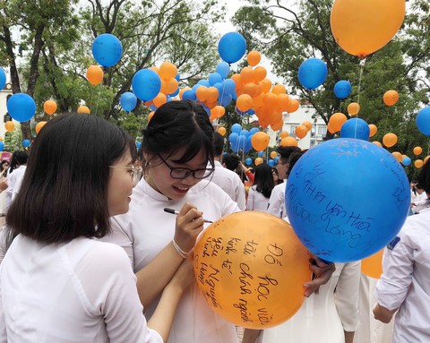 Lễ chào cờ đặc biệt chia tay tuổi học trò - Ảnh 1. Lễ chào cờ đặc biệt chia tay tuổi học trò - Ảnh 1.