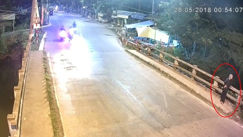 Bị xe máy chạy tốc độ bàn thờ tông rớt cầu tử vong - Ảnh 1. Bị xe máy chạy tốc độ bàn thờ tông rớt cầu tử vong - Ảnh 1.